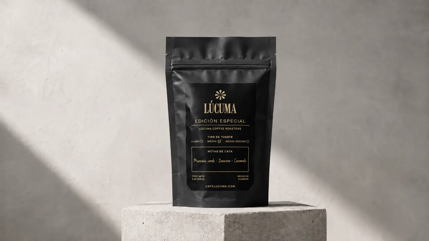 Funda de café Lúcuma sobre un pedestal de piedra